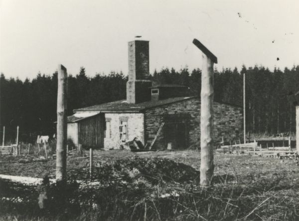 Das ehemalige Krematorium in einer Nachkriegsaufnahme